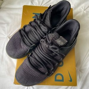 Boys KD10 basketball shoes